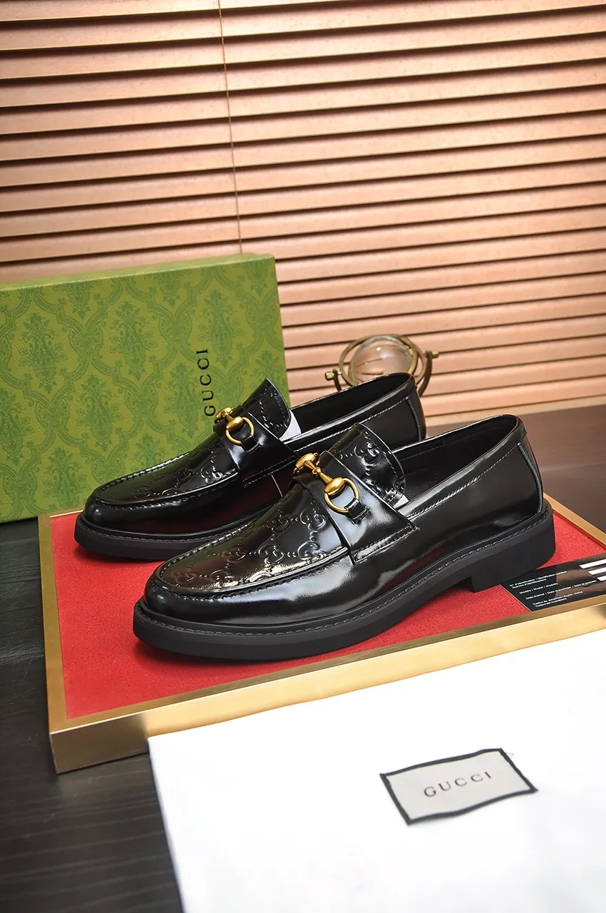Men's shoes💰540💶Italy's top luxury men's shoe giant (GUCCI) (Gucci) (full cowhide lining) new arrival🍃Original European style🔰 Pleasant to the eye😍In order to make the shoes more durable and non-deformable🌀The production continues to follow traditional methods but there is still no lack of innovation💪Choose original sheepskin for the leather♻️ Smooth and natural And extra bright ⭐Made of imported cowhide, the first choice of rich people 38-45 (45 customized)